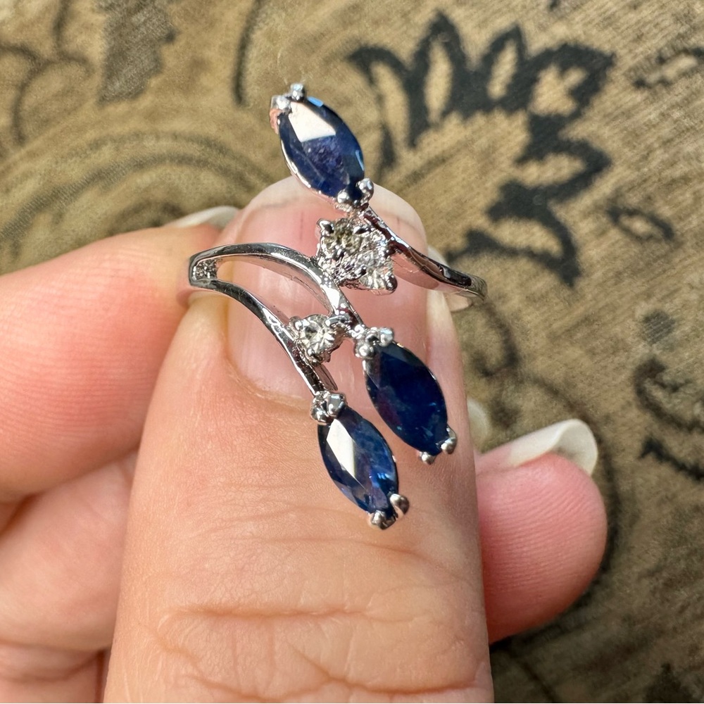 Vintage sterling silver sapphire and clear stones ring. - Picture 12 of 17